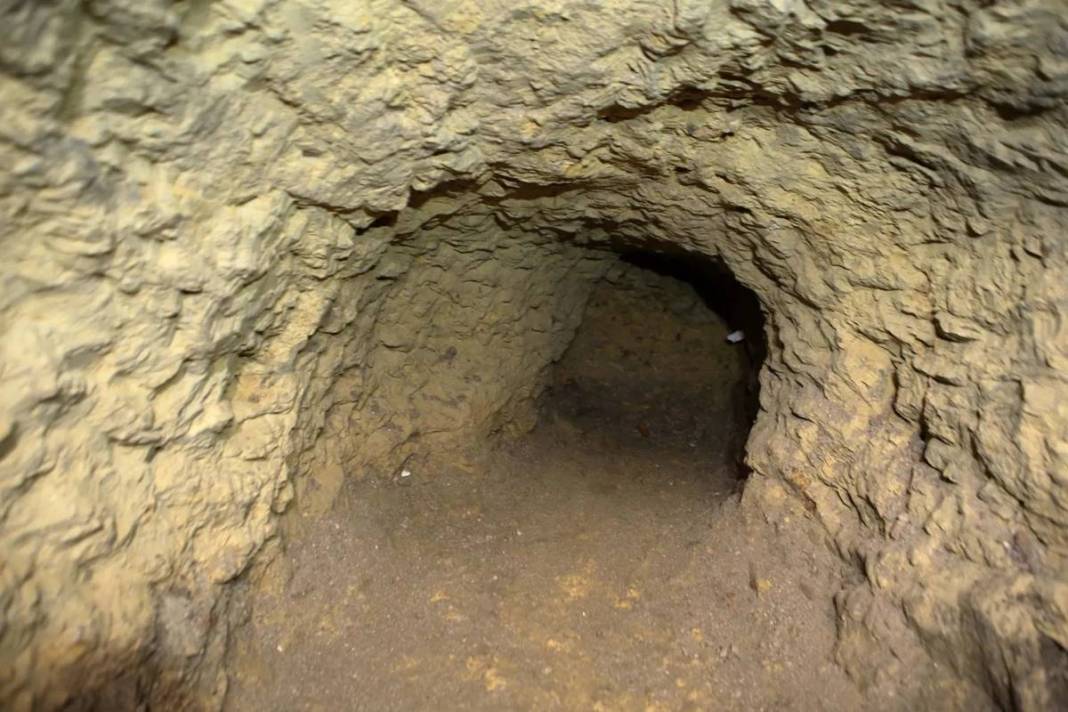 Türk bayrağı dikmek için toprağı kazınca şoke oldular! Kazdıkça yenisi çıkıyor. Yetkililer bölgeyi incelemeye aldı 16